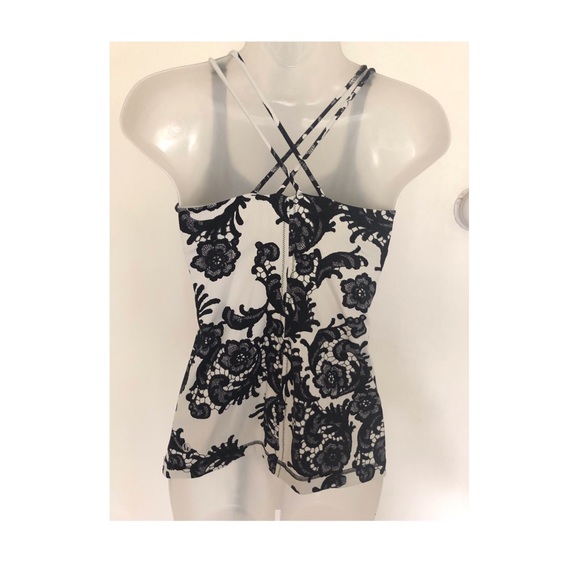 EUC! LULULEMON BLACK & WHITE FLORAL CRISS CROSS - Picture 2 of 5
